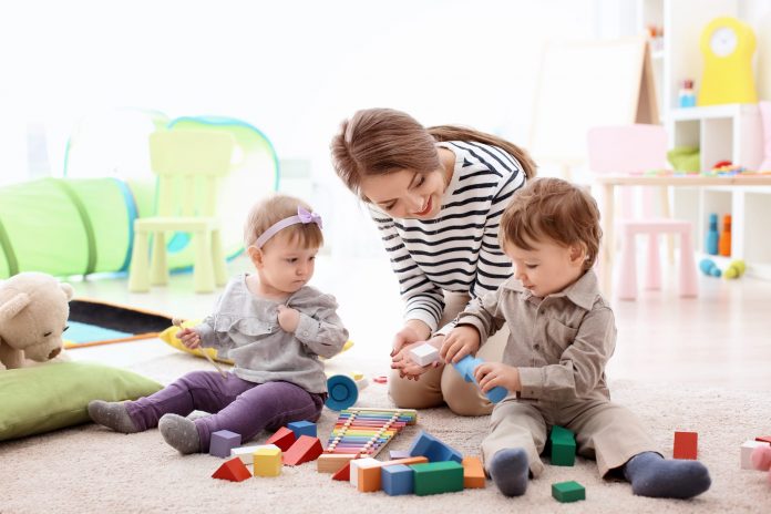 Via libera all’emendamento: bonus baby-sitting anche ai biologi